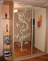 Шкафа купе с пескоструйным рисунком на зеркале
