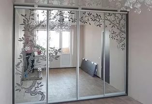 Шкафа купе с пескоструйным рисунком на зеркале