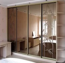 Шкафа купе с пескоструйным рисунком на зеркале